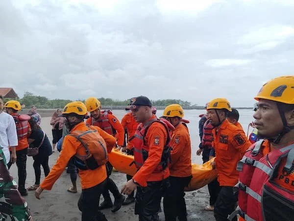 Suasana saat Evakuasi Mayat Korban Tenggelam , (Dok: Ist).