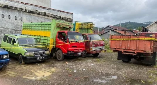 Lima unit mobil digunakan untuk melansir BBM subsidi yang berhasil disita Polresta Mamuju (dok:ist)
