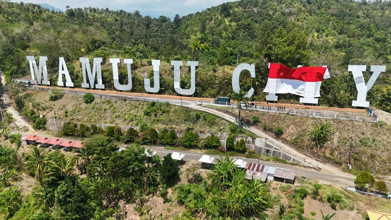 Pengibaran bendera merah putih di landmark Mamuju City (Dok: Ist)