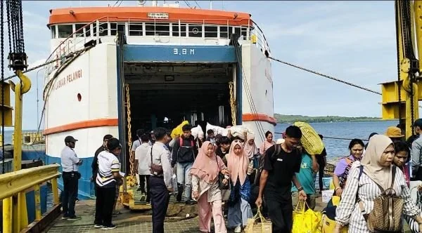 Kedatangan Penumpang KM Laskar Pelangi di pelabuhan Ferry Simboro Mamuju (Dok : Aldy KabarMakassar).