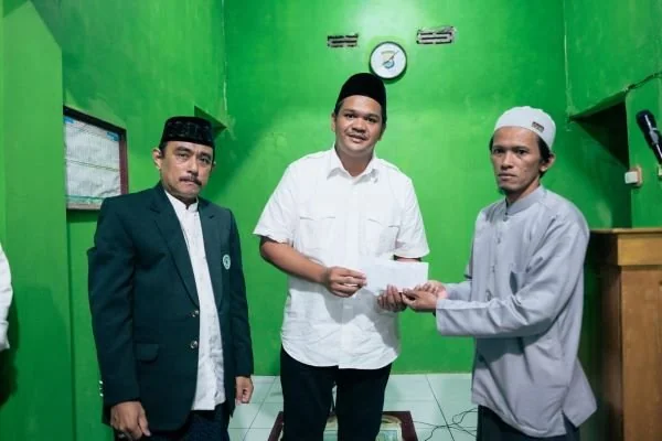 Bupati Bantaeng Uji Nurdin menyerahkan bantuan ke Masjid Nurul Ihsan Uluere (Dok : Ist).