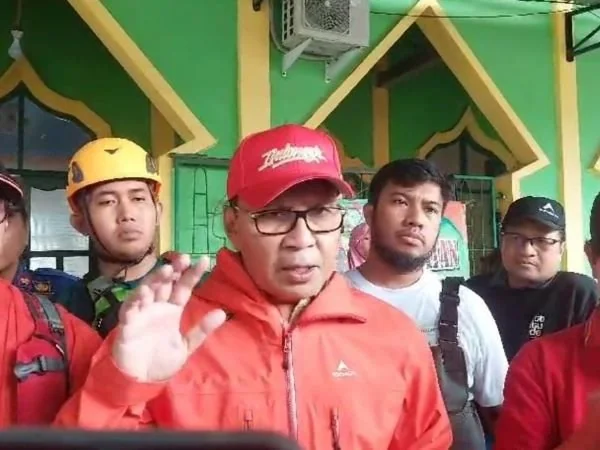 Danny Pomanto usai meninjau lokasi banjir di Kec. Manggala (Dok : Ist).