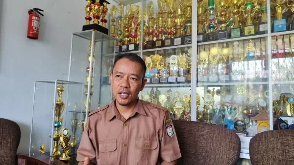 Kepala Sekolah UPT SPF SDN Unggulan Mongonsidi I, Nawawi Hamzah, saat ditemui di ruangannya, Jl Mongonsidi, (Dok : Hanifah).