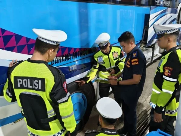 Ditlantas Polda Sulbar saat melakukan pemeriksaan di terminal simbuang Mamuju (Dok : Ist).