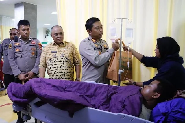 Kapolres Bulukumba saat membesuk anggota KPPS di RSUD H A Sultan Dg Radja Bulukumba, Kamis (15/2).