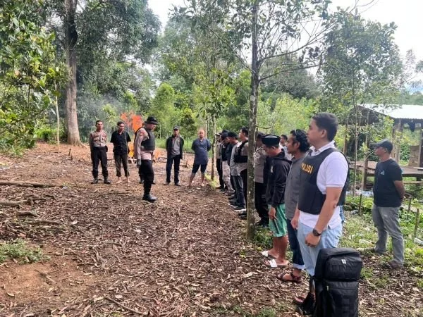 Personel gabungan dari Polres Bulukumba bersama Polsek Gantarang dan Polsek Rilau Ale melakukan penggerebekan dan pembongkaran arena judi sabung ayam yang berlokasi di Dusun Baji Areng, wilayah perbatasan Desa Bukit Harapan. (Dok: Ist)