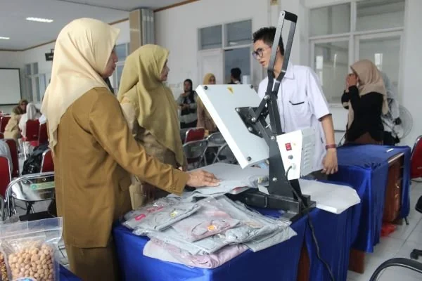 Kepala Dinas Pendidikan Kota Makassar, Achi Soleman, saat meninjau Sanggar Kegiatan Belajar, (Dok: Ist).