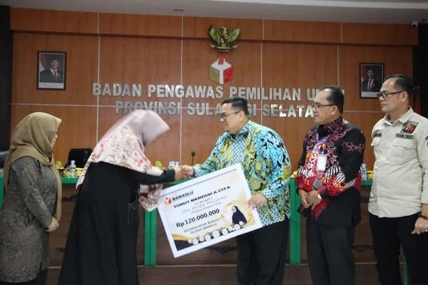 Ketua Bawaslu RI Rahmat Bagja saat memberikan secara simbolis dana kerohiman kepada ahli waris almarhumah Hilda Mulyono Staf Bawaslu Pinrang, (Dok: Ist).