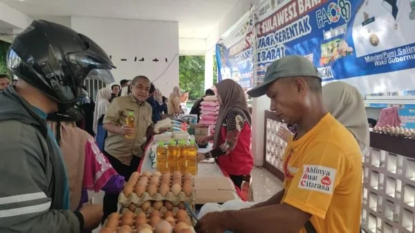 Pelaksanaan Gerakan Pangan Murah di Lapangan Ahmad Kirang Mamuju (Dok : Ist).