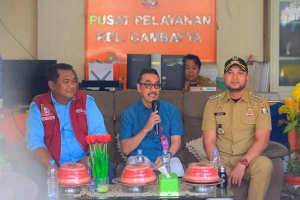 Paparan Andi Syahrum saat menjadi narasumber dalam Dialog Luar Studio RRI Pro 1 Makassaryang digelar di Kantor Kelurahan Cambayya. (Dok: Ist)