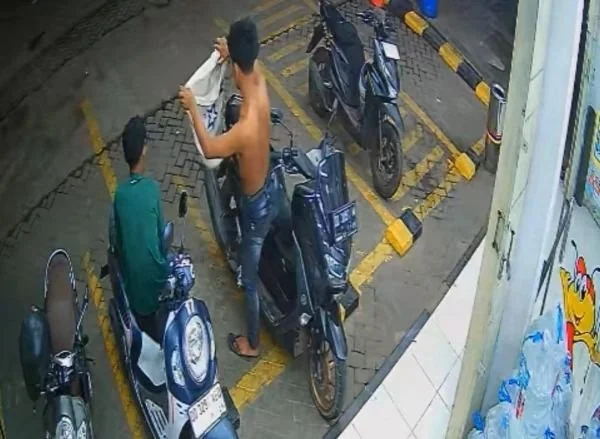 Rekaman cctv kedua remaja yang mencuri sepeda motor (Dok: Ist).