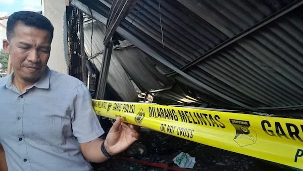 lokasi kebakaran di jalan Pettarani 2 yang telah di berikan garis polisi (Dok: Atri KabarMakassar)