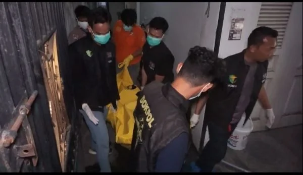Pihak kepolisian saat mengevakuasi mayat di Jalan Laiya Makassar (Dok: Atri KabarMakassar).