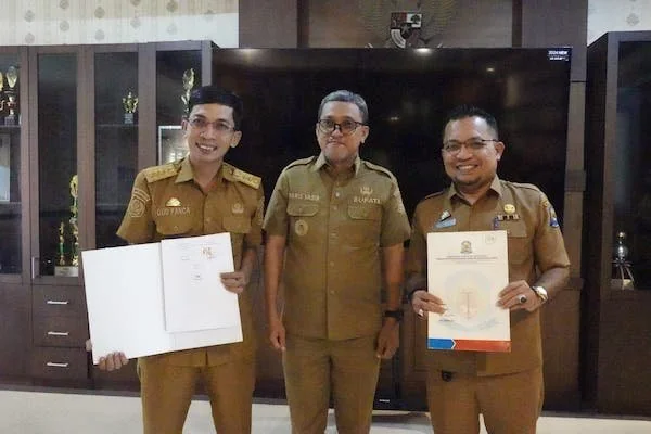 Bupati Jeneponto, Paris Yasir saat diapit oleh Kepala Dinas Dukcapil, Mustaufiq dan Camat Bangkala, UUD Panca. (Ist).