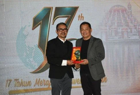 Hamzah Ahmad saat Menerima Penghargaan dari KabarMakassar (Dok: KabarMakassar)