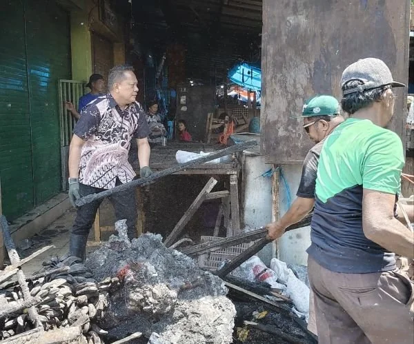 PD Pasar saat melakukan pembersihan di Pasar Pa'baeng-baeng usai kebakaran (Dok: Ist)
