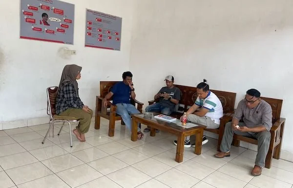 Kanit Tipiter Polres Jeneponto, Aiptu Syahrir bersama timnya saat menemui petugas   SPBU Bulo-bulo pasca beredar kabar adanya aksi saling tikam. (Ist).