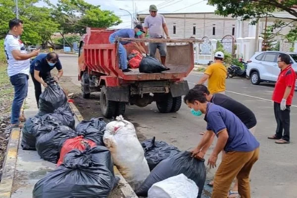 Dinkes Jeneponto  bersama jajarannya bahu membahu melakukan aksi gotong royong dengan membersihkan sampah (Dok : Ist).