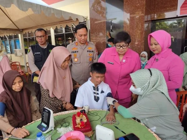 Polres Sinjai Sulawesi Selatan  bekerja sama dengan Dinas Kesehatan mengadakan bakti sosial berupa pemeriksaan kesehatan gratis bagi masyarakat Kabupaten Sinjai (Dok : ist).