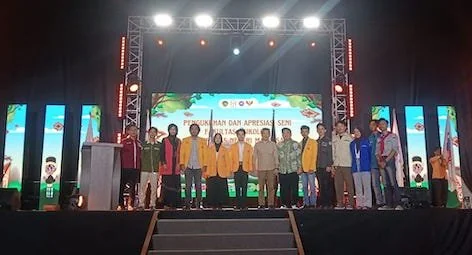 Sesi Foto Bersama Mahasiswa Bersama Dosen dan Lembaga Kemahasiswaan (Foto : Dok. KabarMakassar).
