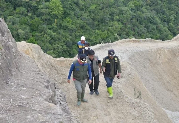 Kepala BPBD Sulsel, Amson Padolo saat melakukan peninjauan korban tanah longsor di Luwu Utara (Dok: Ist)