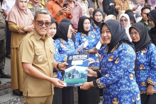 Bupati Jeneponto H Paris Yasir saat menyerahkan SK secara simbolis kepada salah satu pegawai PPPK. (Dok: Ist).