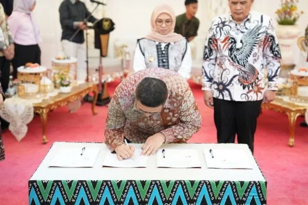 Wali Kota Makassar Munafri Arifuddin saat Melakukan PKS Pembangunan Instalasi Pengolah Sampah Berbasis Teknologi Ramah Lingkungan Menjadi PSEL  (Dok: Ist).