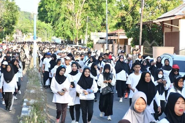 Pjs Bupati Sinjai Bersama Ribuan warga Sinjai Ikuti Jalan Santai Dalam rangka Hut Sulsel ke 355