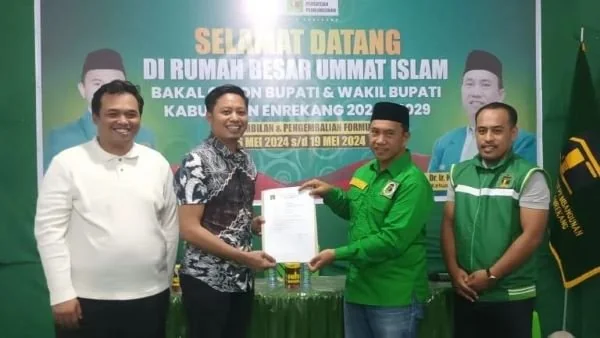 Yusuf Ritangnga bersama bakal tandemnya Andi Tenri Liwang La Tinro, mengembalikan formulir di desk Pilkada PPP Enrekang.