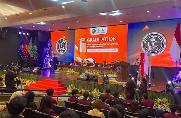 Wisuda pertama Universitas Ciputra Makassar yang berlangsung di Kampus Universitas Ciputra Makassar (Dok: Ist)