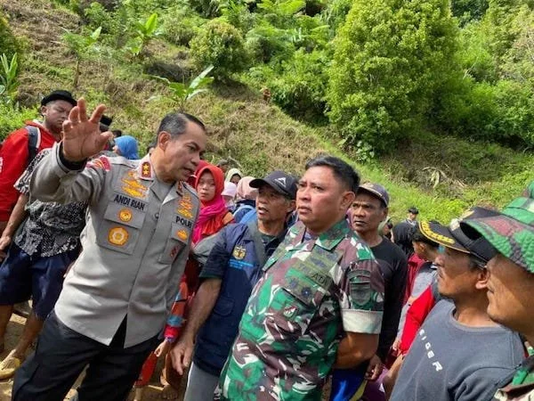 Kapolda Sulawesi Selatan, Irjen Andi Rian Djajadi, bersama Pangdam XIV Hasanuddin, Mayjen TNI Bobby Rinald Makmun, memberikan dukungan langsung kepada warga terdampak. (Humas Polda Sulsel)