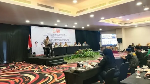 Kapolrestabes Makassar Kombes Pol. Arya Perdana saat Menyampaikan Materi dan data dalam Rapat Koordinasi Forkopimda Kota Makassar terkait Situasi Keamanan dan Ketertiban Masyarakat di Wilayah Kota Makassar, di Swiss-Belhotel, Jalan Ujung Pandang, Senin (3