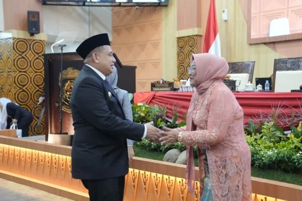 Wali Kota Makassar Munafri Arifuddin saat Memberikan Selamat Kepada Apiyati Amin Syam salam setelah Pengucapan Sumpah/Janji Pengganti Antar Waktu (PAW), (Dok: Kabar Makassar).