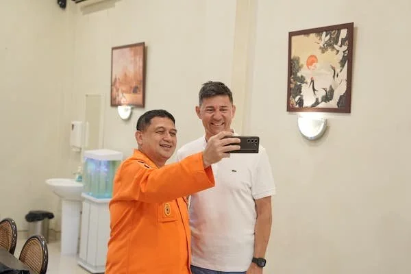Mantan CEO PSM Makassar yang kini menjabat sebagai Wali Kota Makassar, Munafri Arifuddin saat Bertemu dengan Coach Darije Kalezic (Dok: Ist).