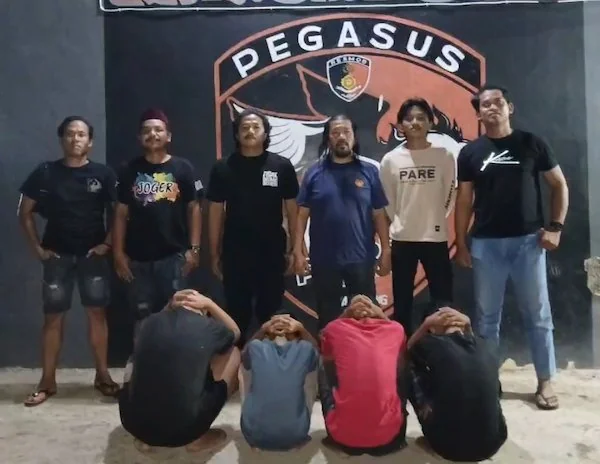 Tim Pegasus Resmob Sat Reskrim Polres Jeneponto, saat mengamankan empat pelaku pencurian uang Rp 15 juta. (Ist).