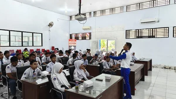 Asmo Sulsel berikan edukasi safety riding untuk siswa SMKN 4 Gowa bersama Polres Gowa (Dok: Ist)