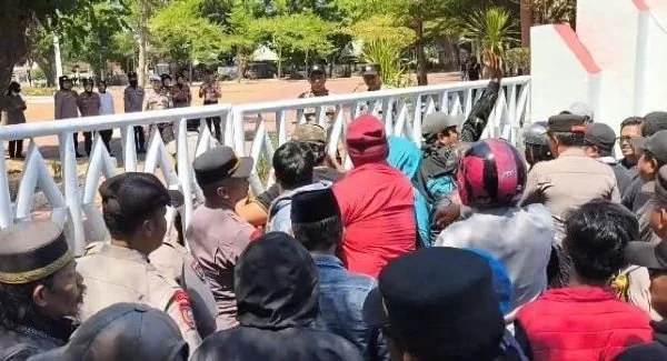 Ribuan warga demo di Kantor Bupati Gowa (Dok: Ist)