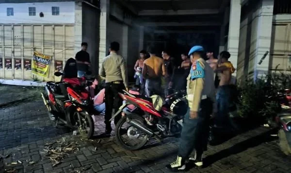 Polsek Biringkanaya membubarkan pesta miras di lokasi (Dok: Ist)