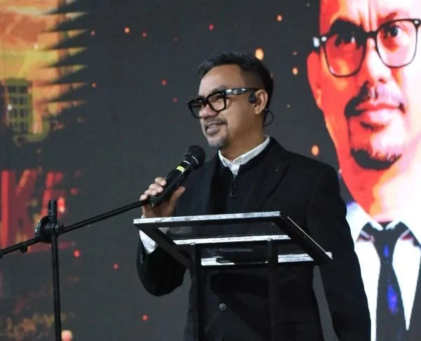 CEO Kabar Group Indonesia (KGI) Upi Asmaradhana saat memberikan sambutan di HUT KabarMakassar ke-17 (Dok: KabarMakassar