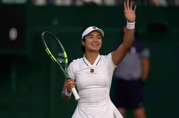 Alexandra Eala akan menghadapi tantangan terbesar dalam ajang Wimbledon 2026 saat berjumpa unggulan ketiga , Iga Swiatek, pada laga babak ketiga. (AP/Brian Inganga)
