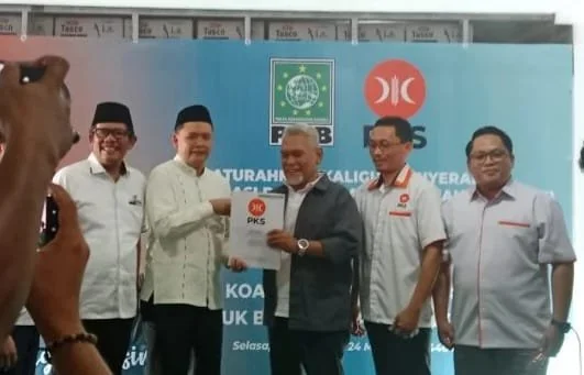Ketua DPW PKS Muhammad Amri Arsyid saat menyerahkan rekomendasi untuk bakal calon Bupati Takalar Hengky Yasin. Dok IST