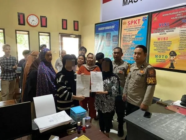 Bhabinkamtibmas Lembang saat Mediasi warga yang terlibat perkelahian (Dok : Ist).
