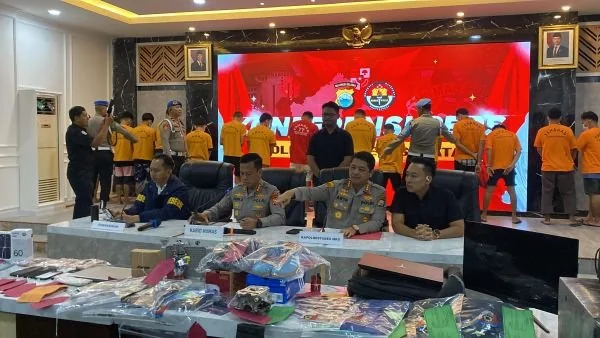 Konferensi pers pengungkapan kasus penjarahan mesin ATM kantor DPRD Makassar (Dok: Atri KabarMakassar).