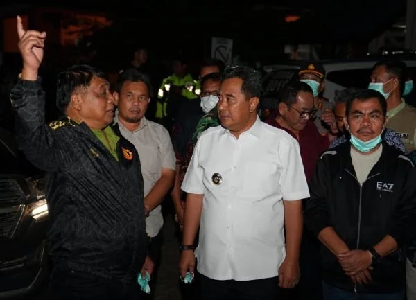 Pj Gubernur Sulsel, Bahtiar Baharuddin (tengah) dan Bupati Tana Toraja, Theofilus Allorerung (kiri) di Tana Toraja, Minggu, (14/4).