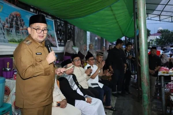 Wali Kota Makassar Munafri Arifuddin saat Buka Puasa di  Maccini Sawah, Kegiatan yang Diinisiasi oleh Legislator Muchlis Misbah (Dok: Ist).