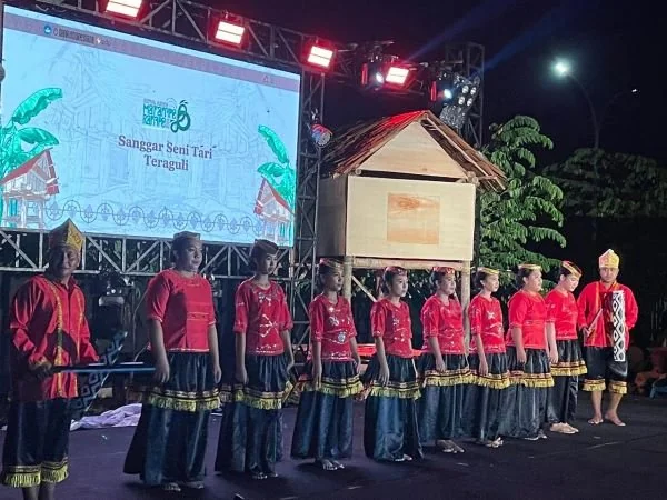 Penampilan Komunitas Lintas Budaya Sulselbar di Festival Budaya Ma'rampe-Rampe.