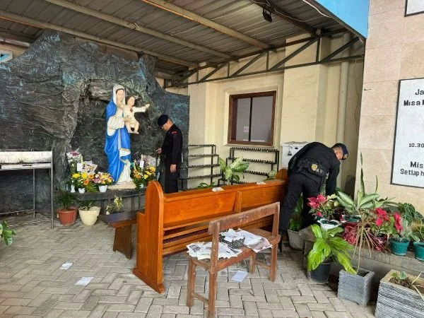Pengecekan pengamanan salah satu gereja oleh tim gegana (Dok : Ist).