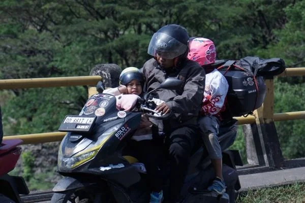 Utamakan keselamatan berkendara, terkhususnya saat membawa anak sebagai penumpang (Dok: Ist)