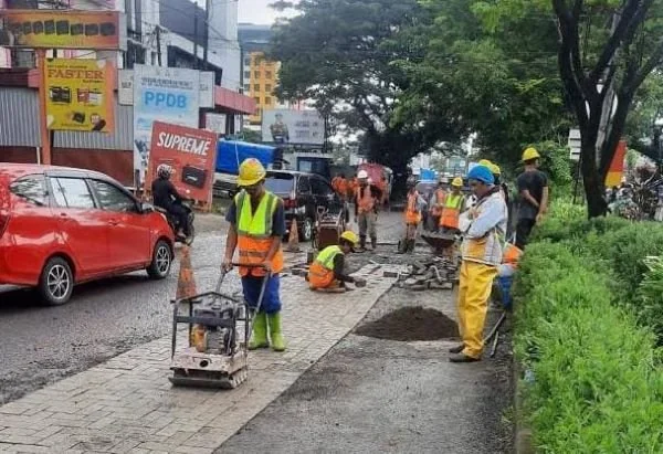 Penanganan Darurat Jalan Hertasning (Dok: Pemprov Sulsel).
