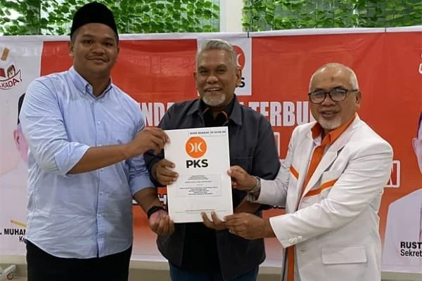 Penyerahan surat rekomendasi ini diserahkan langsung oleh Ketua DPW PKS Sulsel, Amri Arsyid kepada Uji bersama Sahabuddin di Kantor DPW PKS, Kota Makassar, Sulawesi Selatan (Dok : ist).